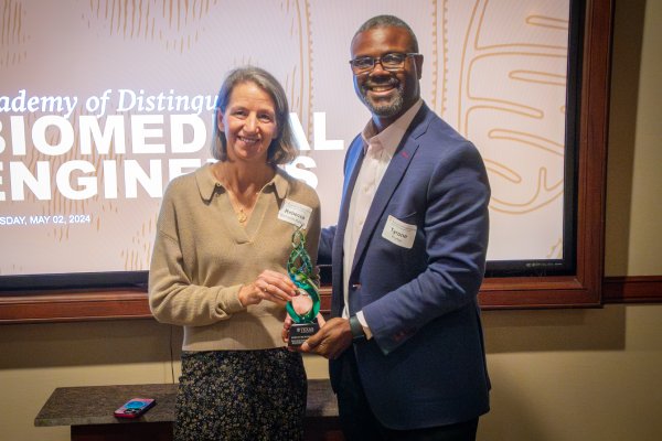 Rebecca Richards-Kortum receiving award presented by department chair Tyrone Porter