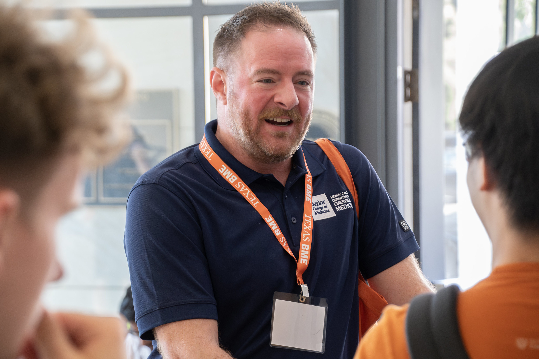Texas BME alumnus talking to students at AlumNight event