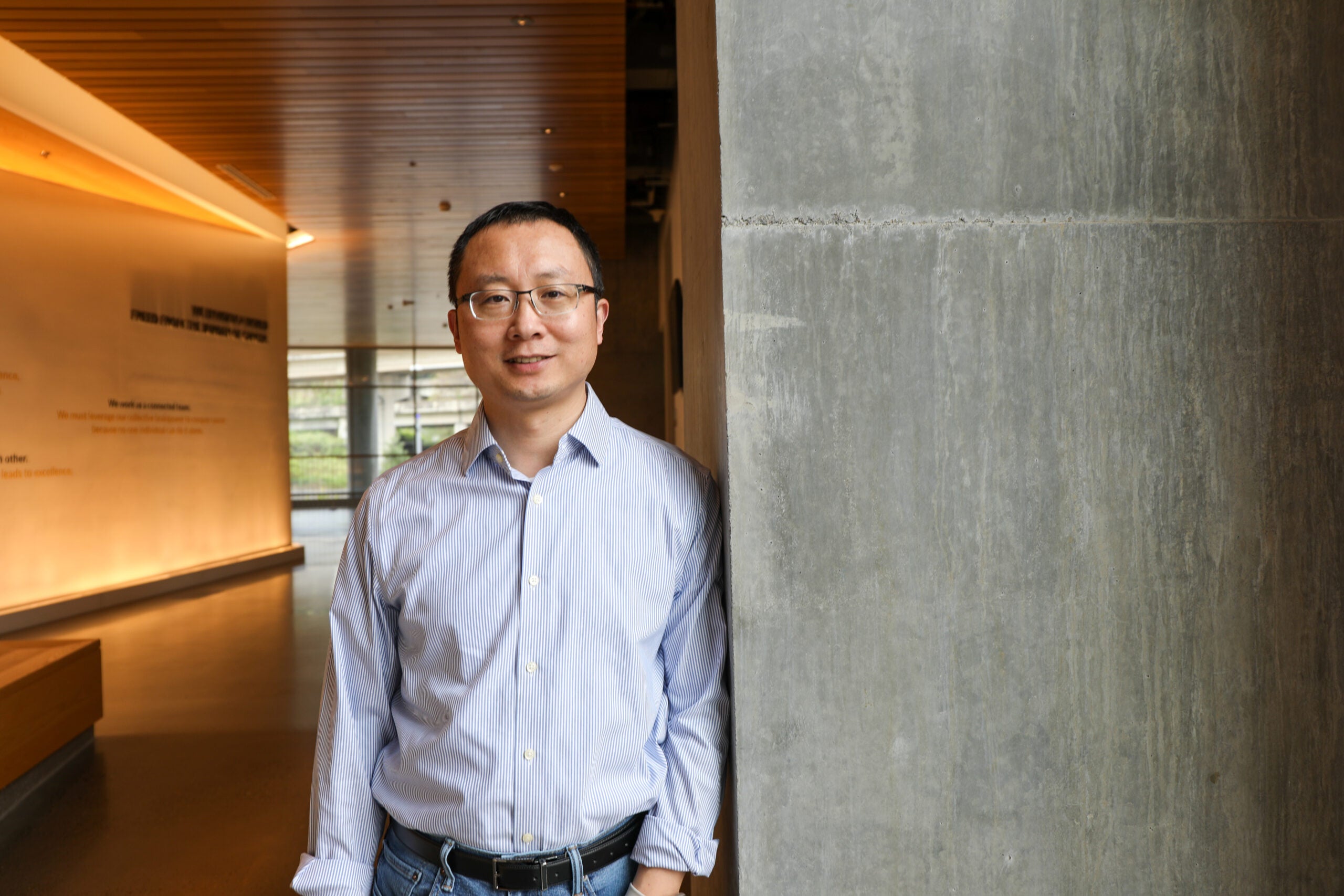 Headshot of Associate Professor Zheng Xia