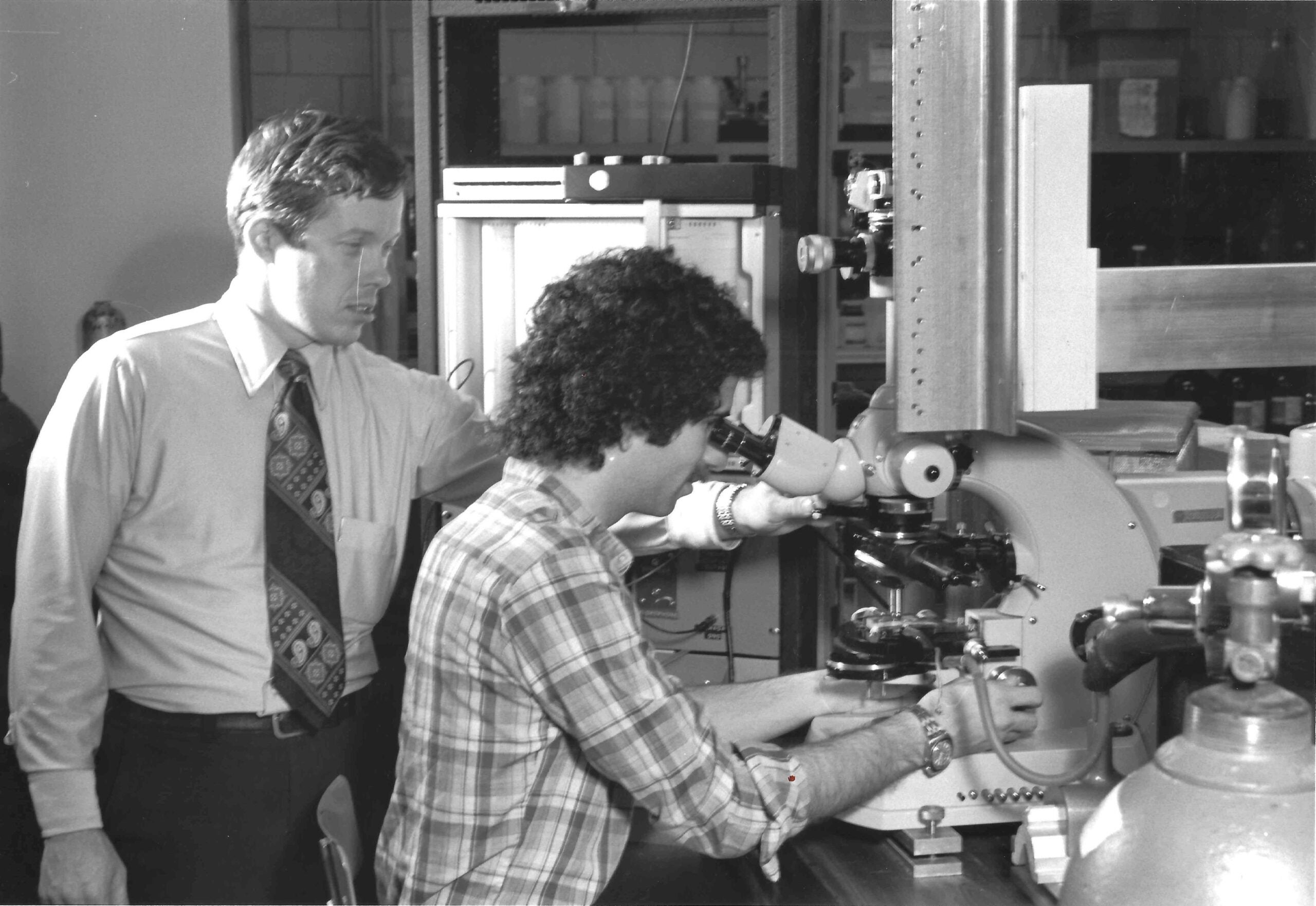 Ken Diller advises student in the lab in the 1970s